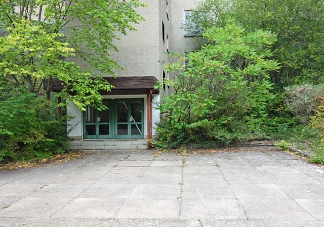 Lehrgebäude Eingang