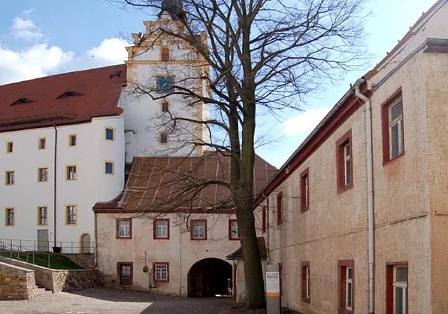 Vorderer Schlosshof mit Marstall, Schlossturm, zweitem Torhaus, Expeditionsgebäude