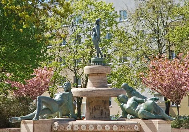 Ernst-Barlach-Straße, Frauenbrunnen
