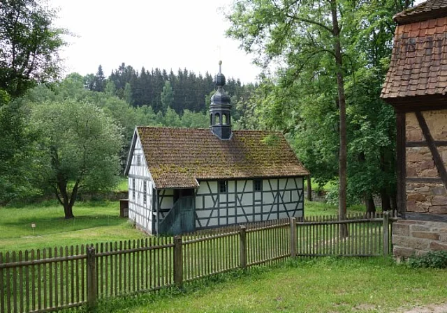 Blick vom Fachwerkhaus aus Eicha zur Totenhofkapelle
