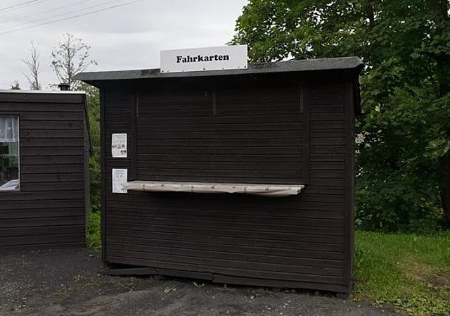 Fahrkartenhäuschen und Souvenirstand