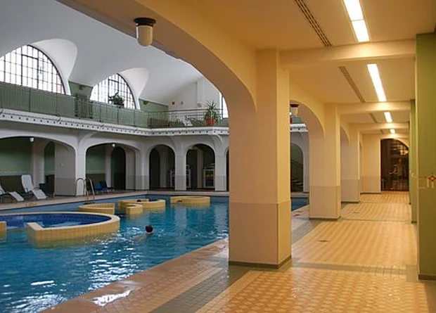 Schwimmhalle 