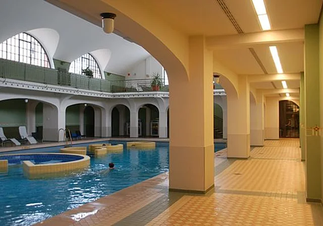 Schwimmhalle