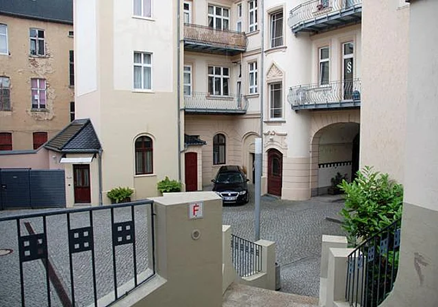 Blick vom Eingang in den Hof