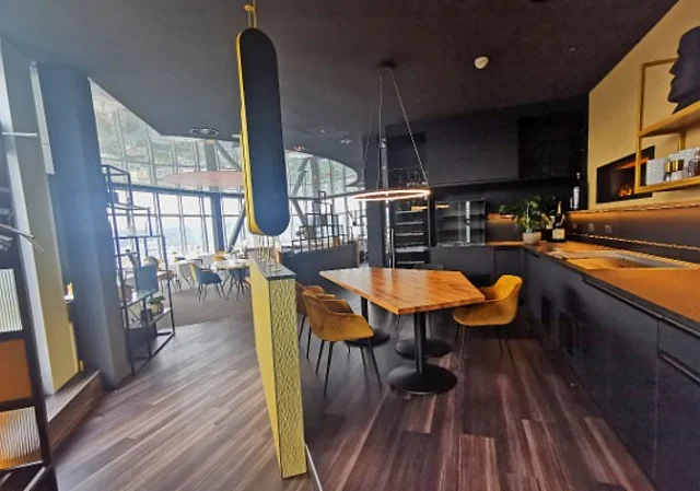 Besprechungsecke Blick zum Restaurant