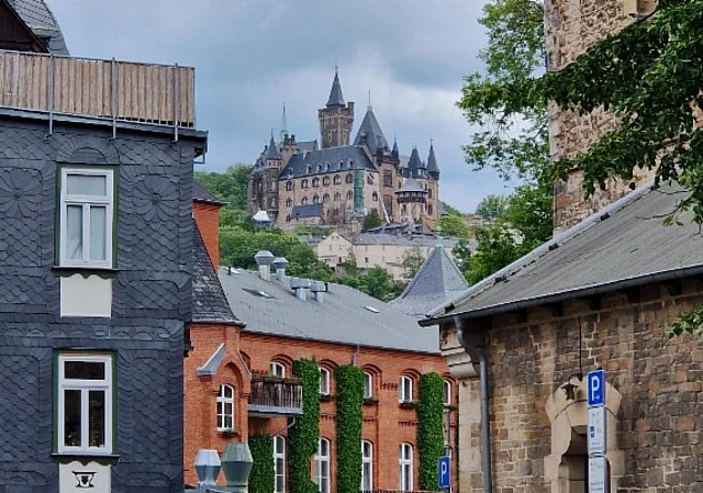Oberpfarrkirchhof, Blick auf Schloss Wernigerode