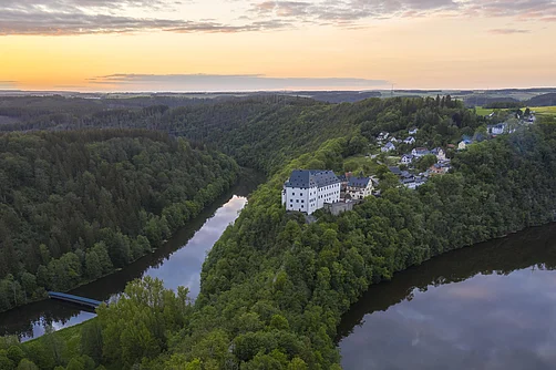 Schloss Burgk Luftaufnahme von Schloss Burgk mit Blick auf die Saale
