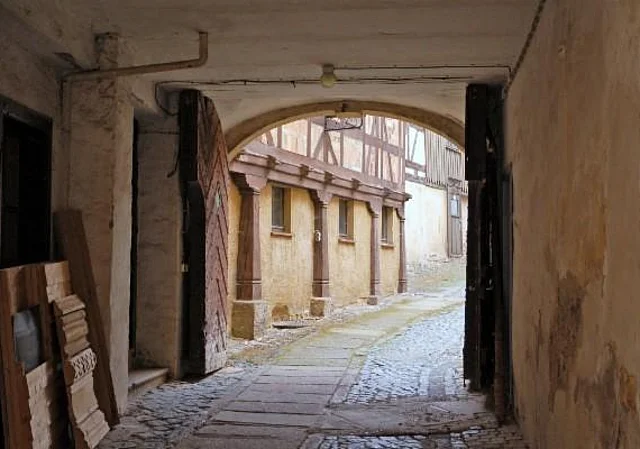 südlicher Zugang zum westlichen Nebenhof