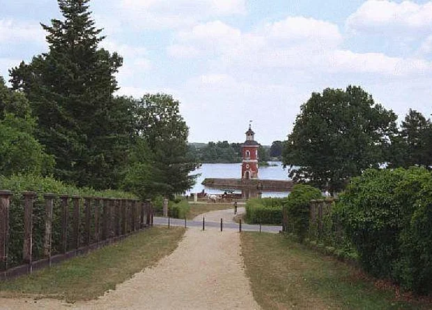 Blick zum Leuchtturm mit Mole 