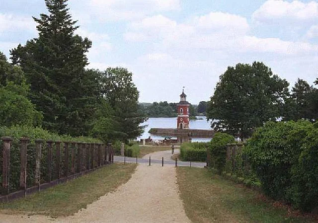 Blick zum Leuchtturm mit Mole