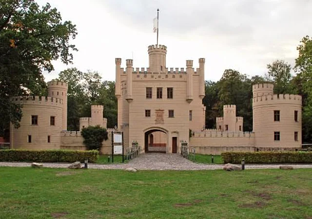 Jagdschloss Letzlingen, Osten