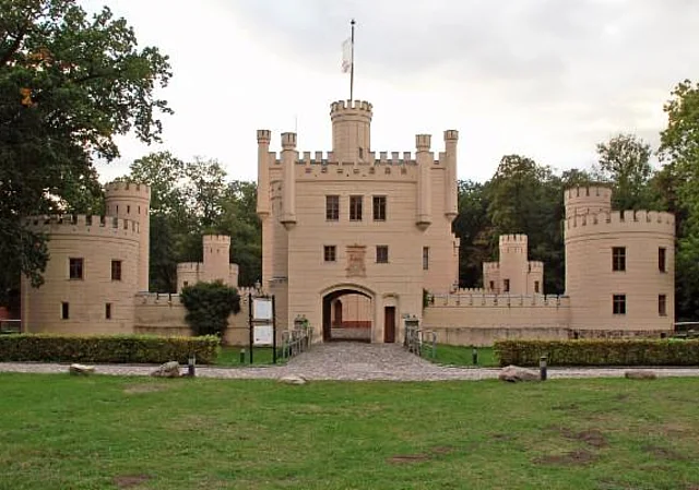 Jagdschloss Letzlingen, Osten