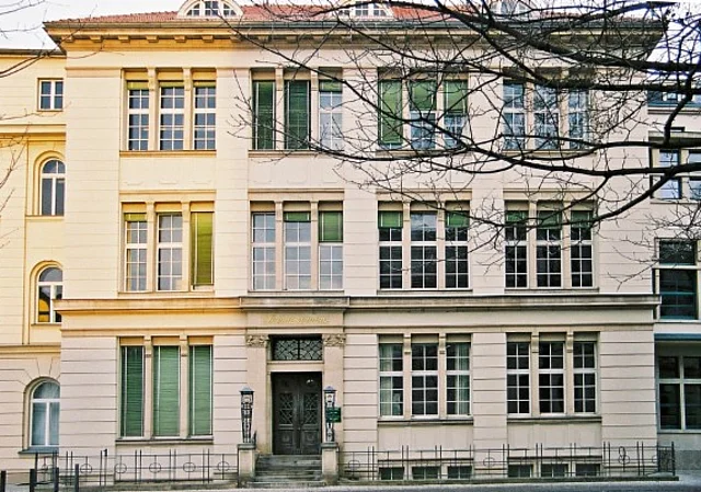 Thomasium, Osten