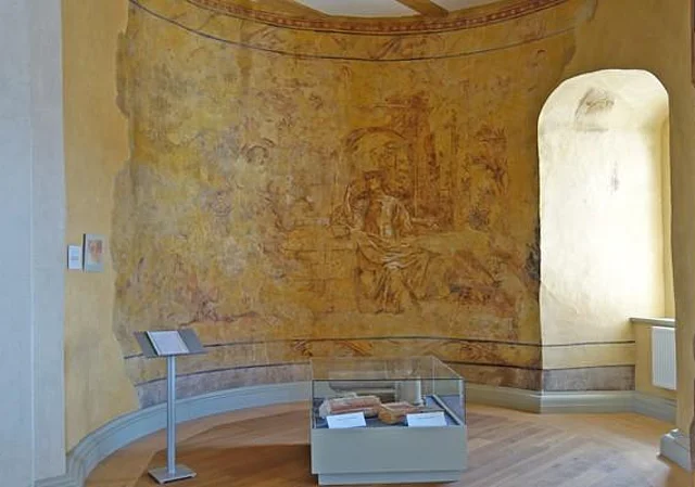 Ausstellungsraum mit Wandmalerei