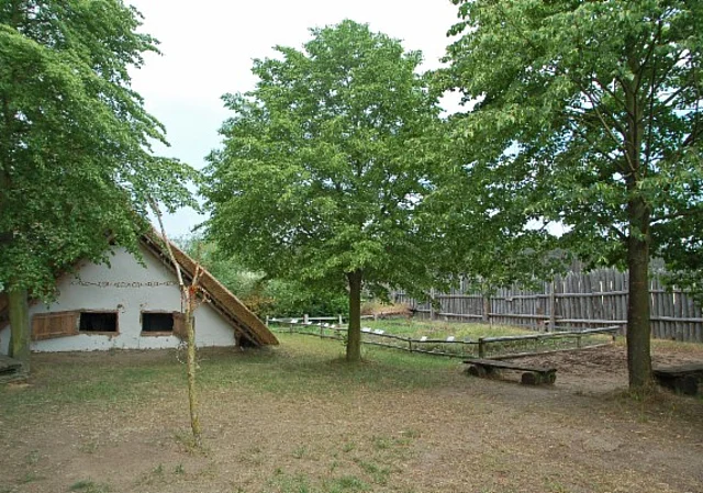 Langobardenwerkstatt Zethlingen: Grubenhaus, Garten