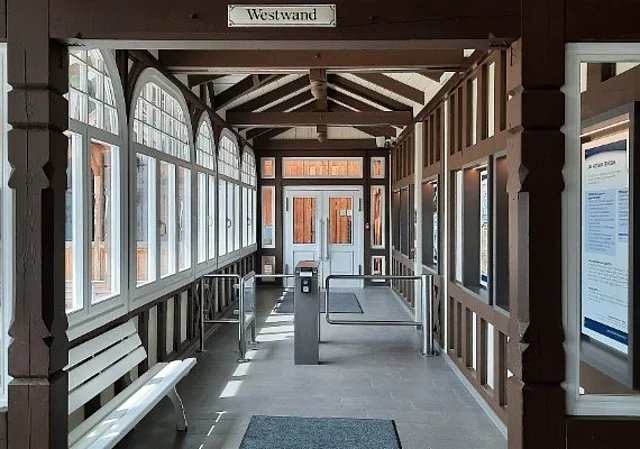 Eingang Westwand