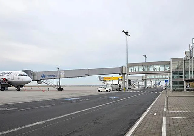 Flugzeug mit Fluggastbrücke