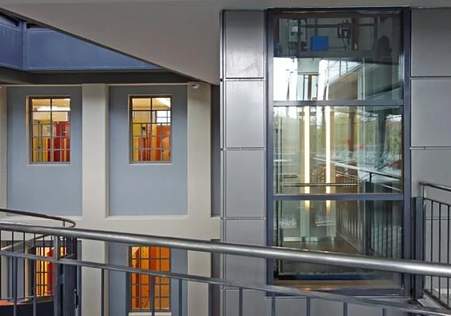 Fahrstuhl und Umkleiden im Hintergrund