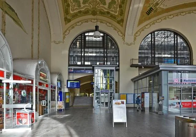 Bahnhof Dresden-Neustadt, Empfangshalle, Aufzug