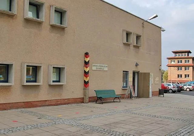 Eingang Grenzlandmuseum und Kontrollturm