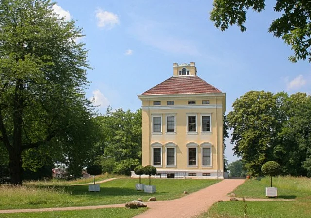 Schloss und Park Luisium, Osten