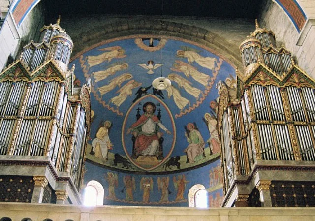 Westchor mit Orgel