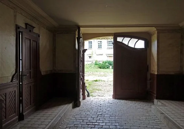 Eingang mit Blick zum Vorplatz