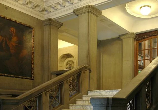 Vestibül mit Marmortreppe