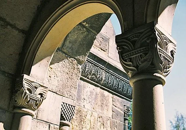 Detail am Pfeiler