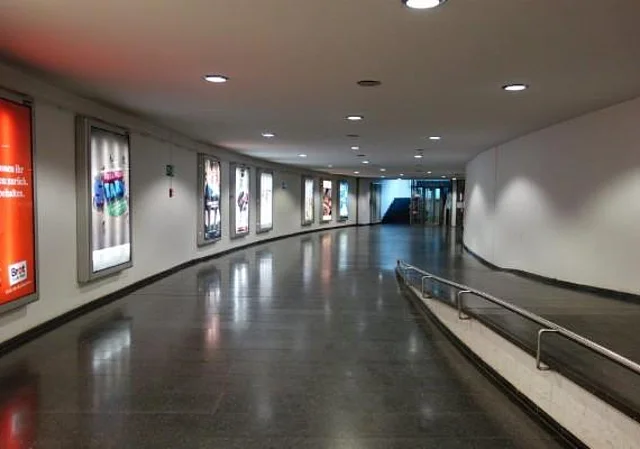 Durchgang zum Fahrstuhl