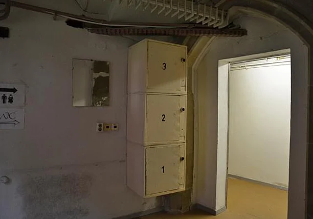 Zugang zu den ehemaligen Gefängniszellen