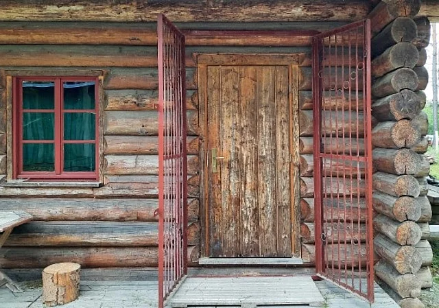 Blockhütte Eingangstür