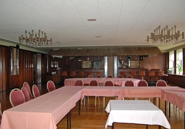 Kleiner Saal mit Bar