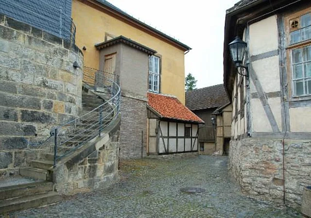 Nebenhof mit Handwerkerhäusern nach Südost