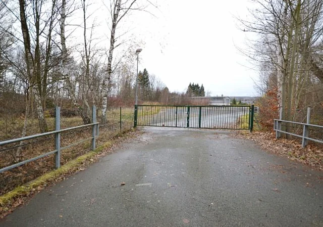 Alte Schokoladenfabrik Oderwitz, Sicht vom Betriebsgelände auf Zufahrtstraße, Parkplatz und Lagerhalle