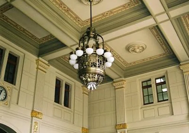 Halle mit Kronleuchter