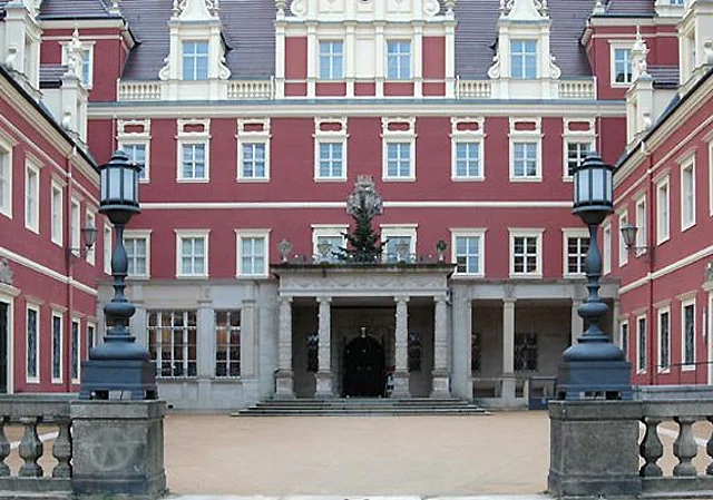 Neues Schloss, Schlosshof und Eingang
