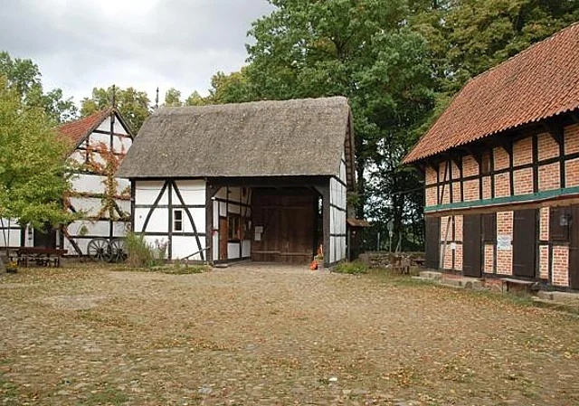 Hof Maxdorf: Torhaus und Stallspeicher