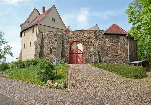 Burgeingang, Osten