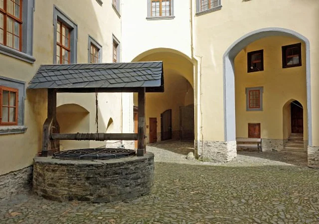 Zisterne im Innenhof