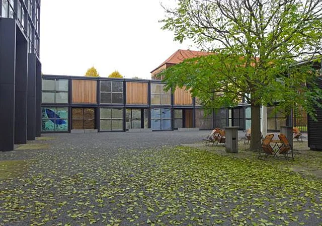 Innenhof mit Café im Kubus