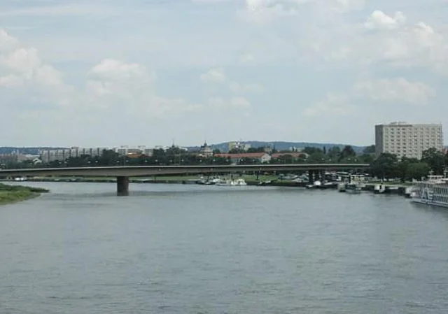 Blick auf die Carolabrücke, Richtung Osten