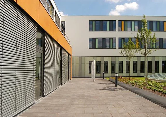 Neubau Innenhof Terrasse mit Konferenzbereich