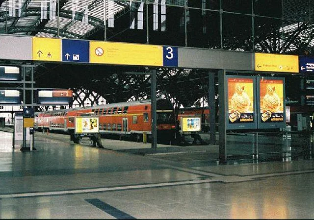 Übergang zu den Bahnsteigen