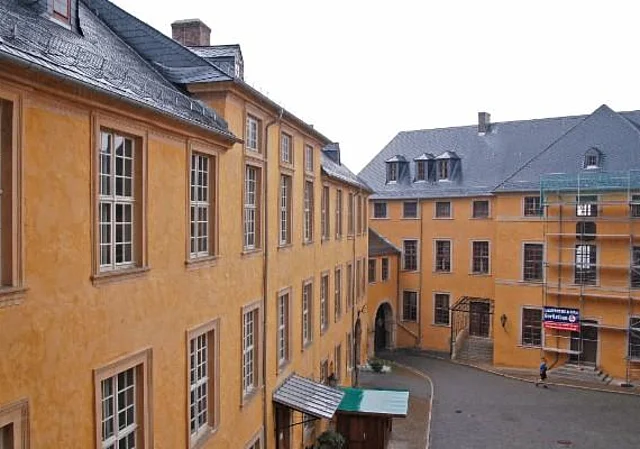 Großes Schloss Blankenburg, Westflügel, Zufahrt und Kirchenflügel