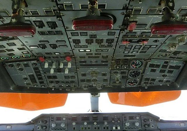 Airbus A310, Cockpit