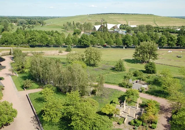 Jahrtausendturm, Blick Richtung Seebühne und Deponie