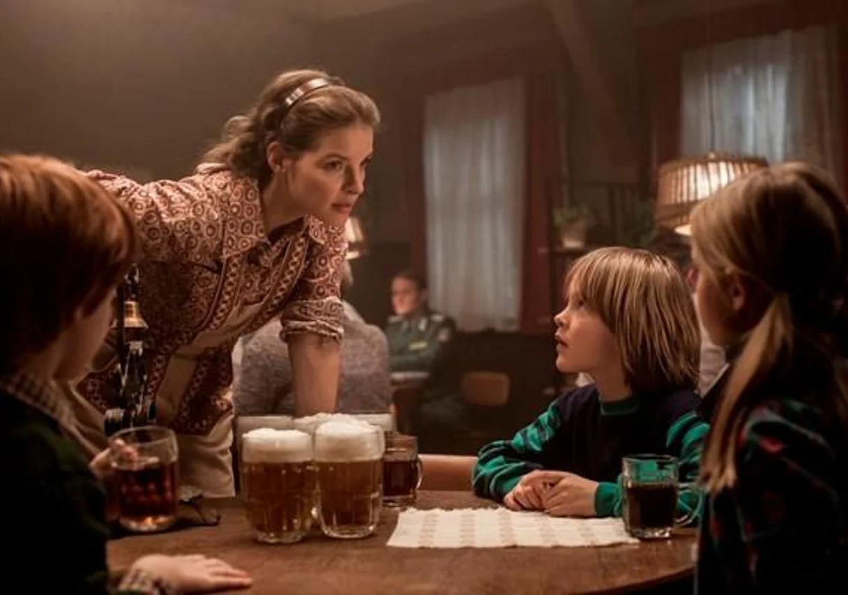 Luca Johansen, Yvonne Catterfeld, Finn Fiebig und Flora Li Thiemann in der Dorfstraße in Möllenbeck