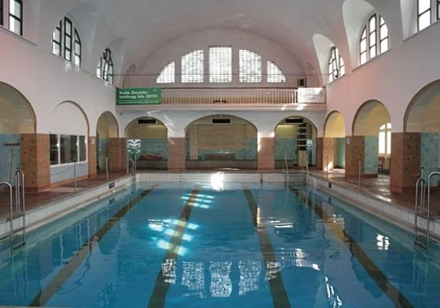 Schwimmhalle