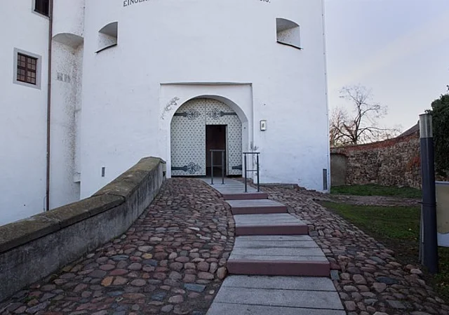 Eingang Flaschenturm mit benagelter Bohlentür